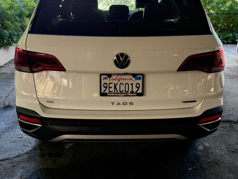 Used 2023 Volkswagen Taos SE w/ Panoramic Sunroof Package AWD/4WD image 2