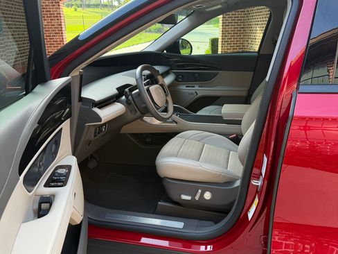 Used 2025 Lincoln Nautilus Reserve AWD/4WD image 13
