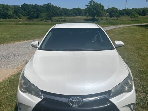Used 2015 Toyota Camry SE FWD image 1