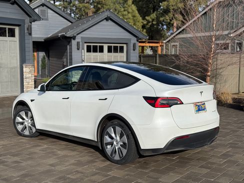 Used 2021 Tesla Model Y Long Range image 8