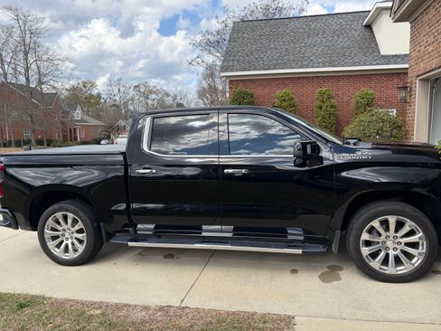 Used 2019 Chevrolet Silverado 1500 High Country w/ Technology Package image 4