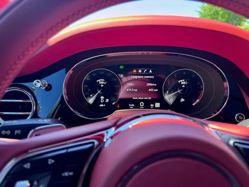 Used 2021 Bentley Bentayga image 27