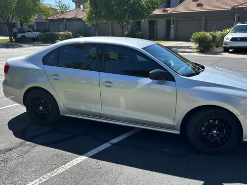 Used 2015 Volkswagen Jetta SE FWD image 2