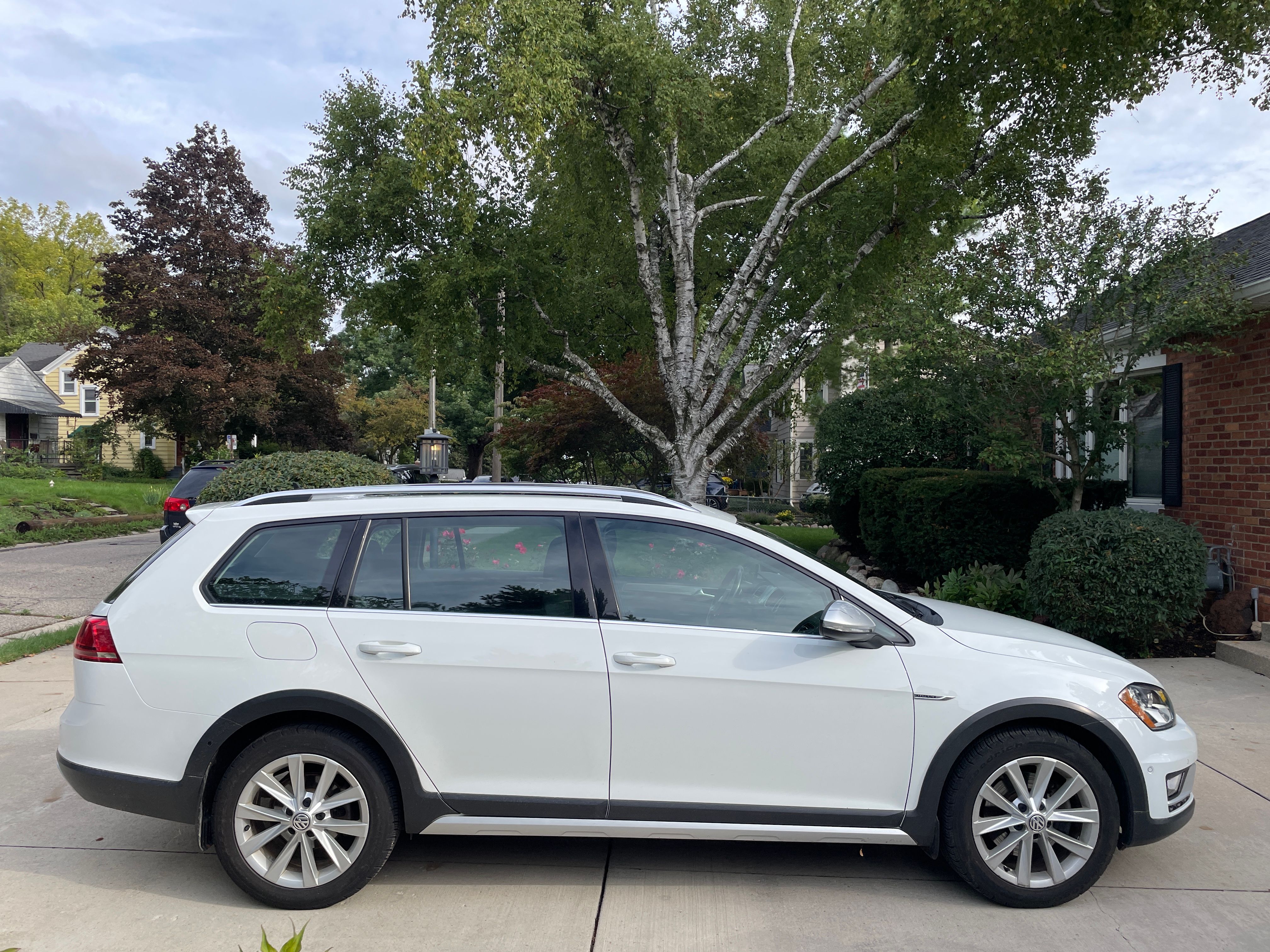Used 2017 Volkswagen Golf Alltrack SE AWD/4WD image 5
