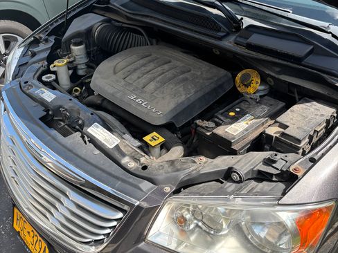 Used 2015 Chrysler Town & Country Touring FWD image 15