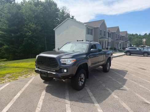 Used 2017 Toyota Tacoma SR w/ SR Convenience Package AWD/4WD image 5