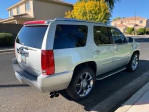 Used 2010 Cadillac Escalade Luxury image 4