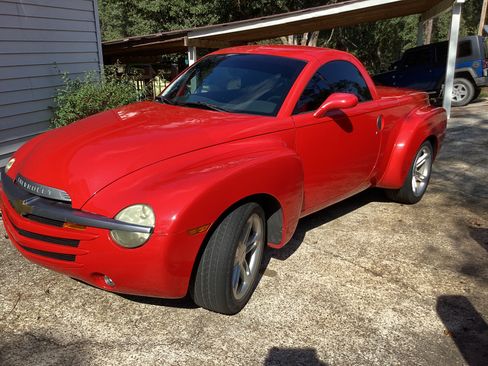 Used 2004 Chevrolet SSR w/ Preferred Equipment Group image 1