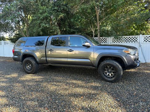 Used 2018 Toyota Tacoma TRD Off-Road w/ Technology Package AWD/4WD image 1
