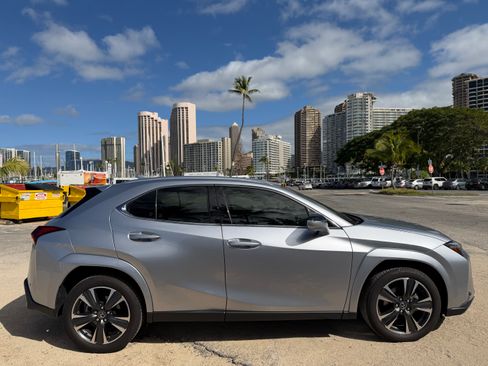 Used 2025 Lexus UX 300h FWD image 4