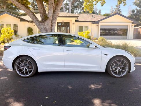 Used 2018 Tesla Model 3 Mid Range RWD image 2