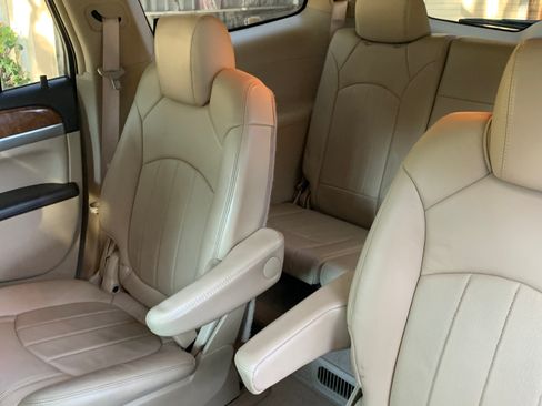 Used 2010 Buick Enclave CXL image 22