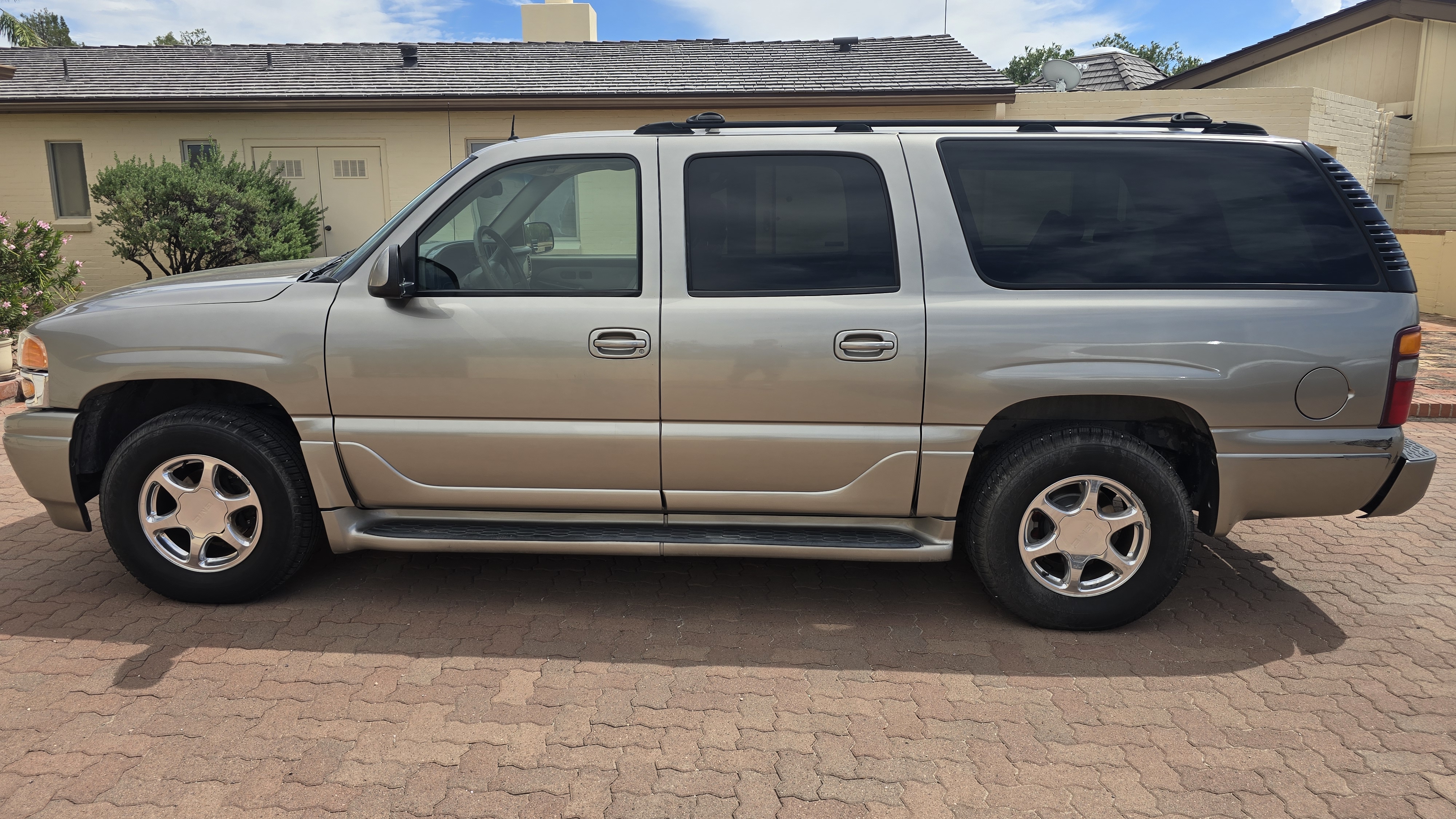 Used 2002 GMC Yukon XL Denali AWD/4WD image 2