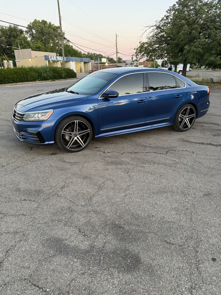 Used 2017 Volkswagen Passat 1.8T R-Line w/ R-Line Lighting Package FWD image 10