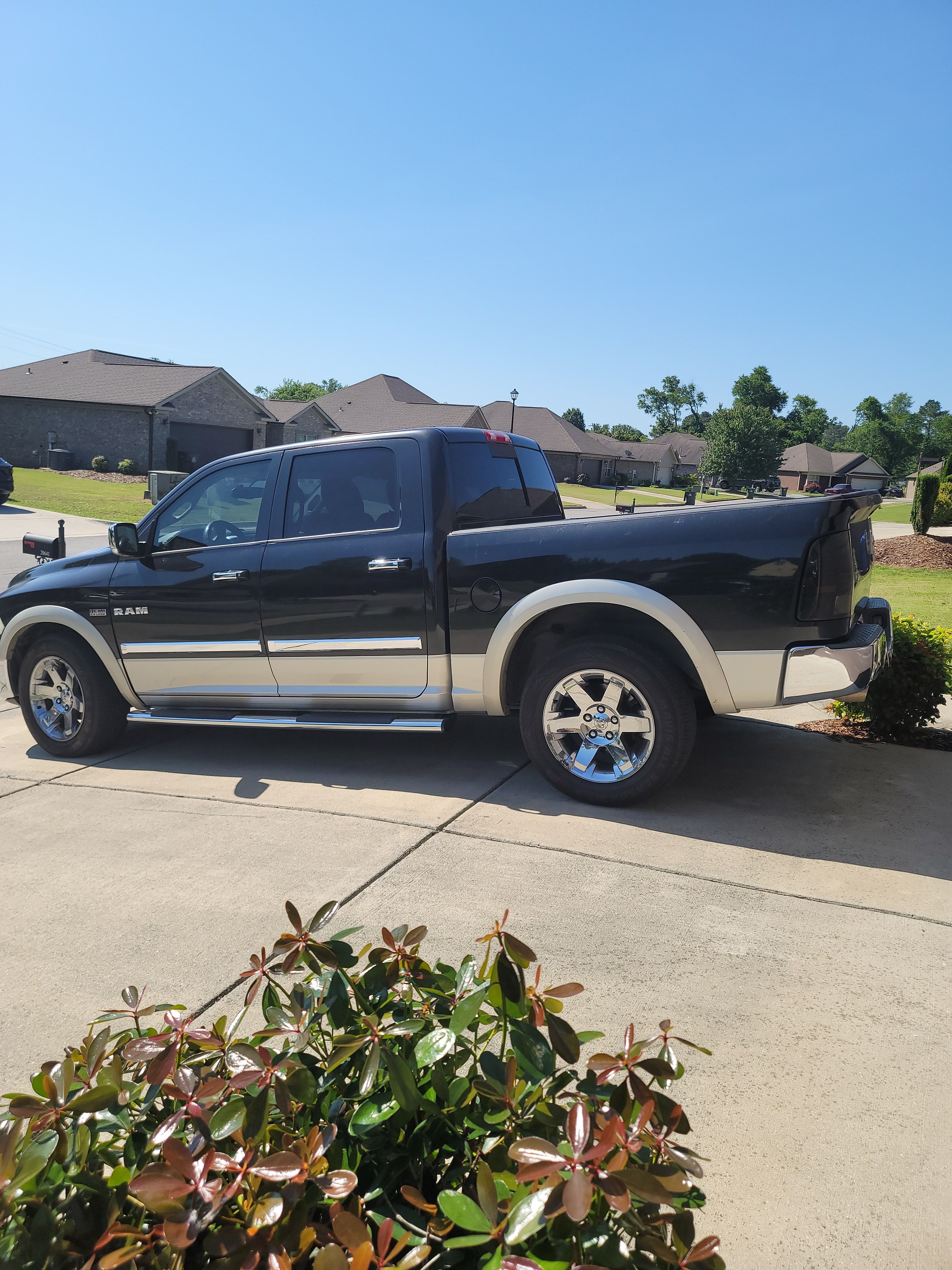 Used 2010 Dodge Ram 1500 Truck Laramie w/ Chrome Accents Group RWD image 6