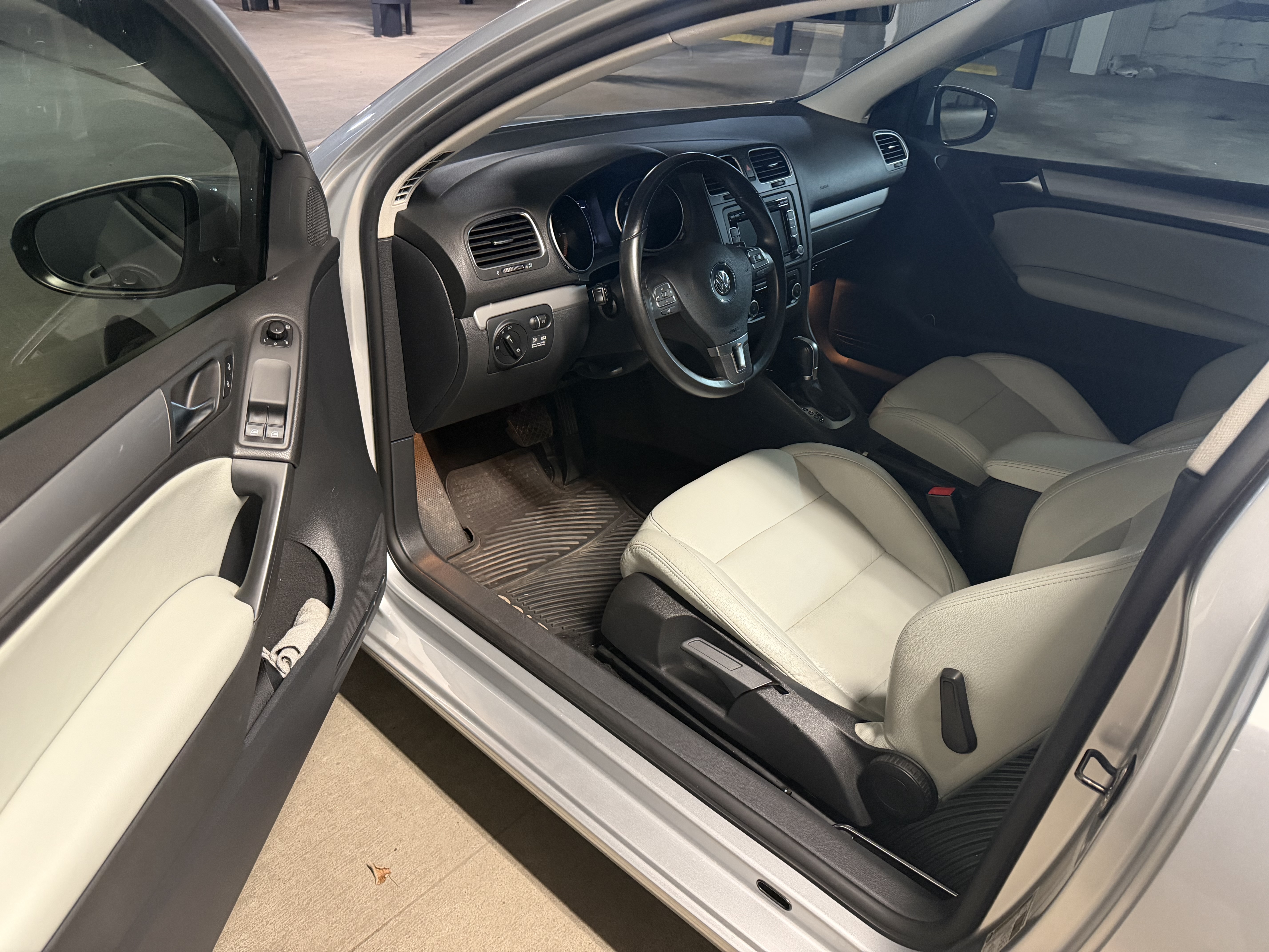 Used 2012 Volkswagen Golf TDI FWD image 9