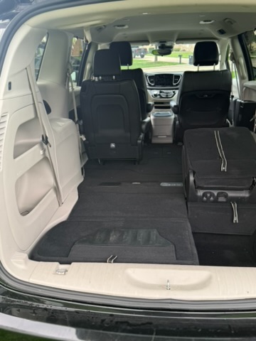 Used 2023 Chrysler Pacifica Touring-L FWD image 12