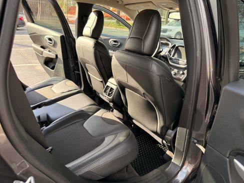 Used 2018 Jeep Cherokee Latitude Plus w/ Comfort/Convenience Group FWD image 16