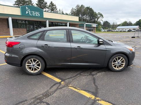 Used 2017 Ford Focus SE FWD image 4