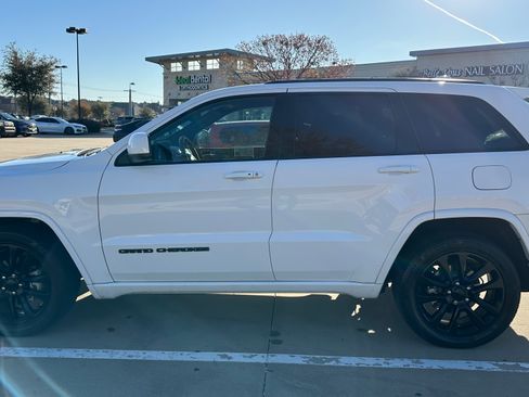 Used 2019 Jeep Grand Cherokee Altitude RWD image 6