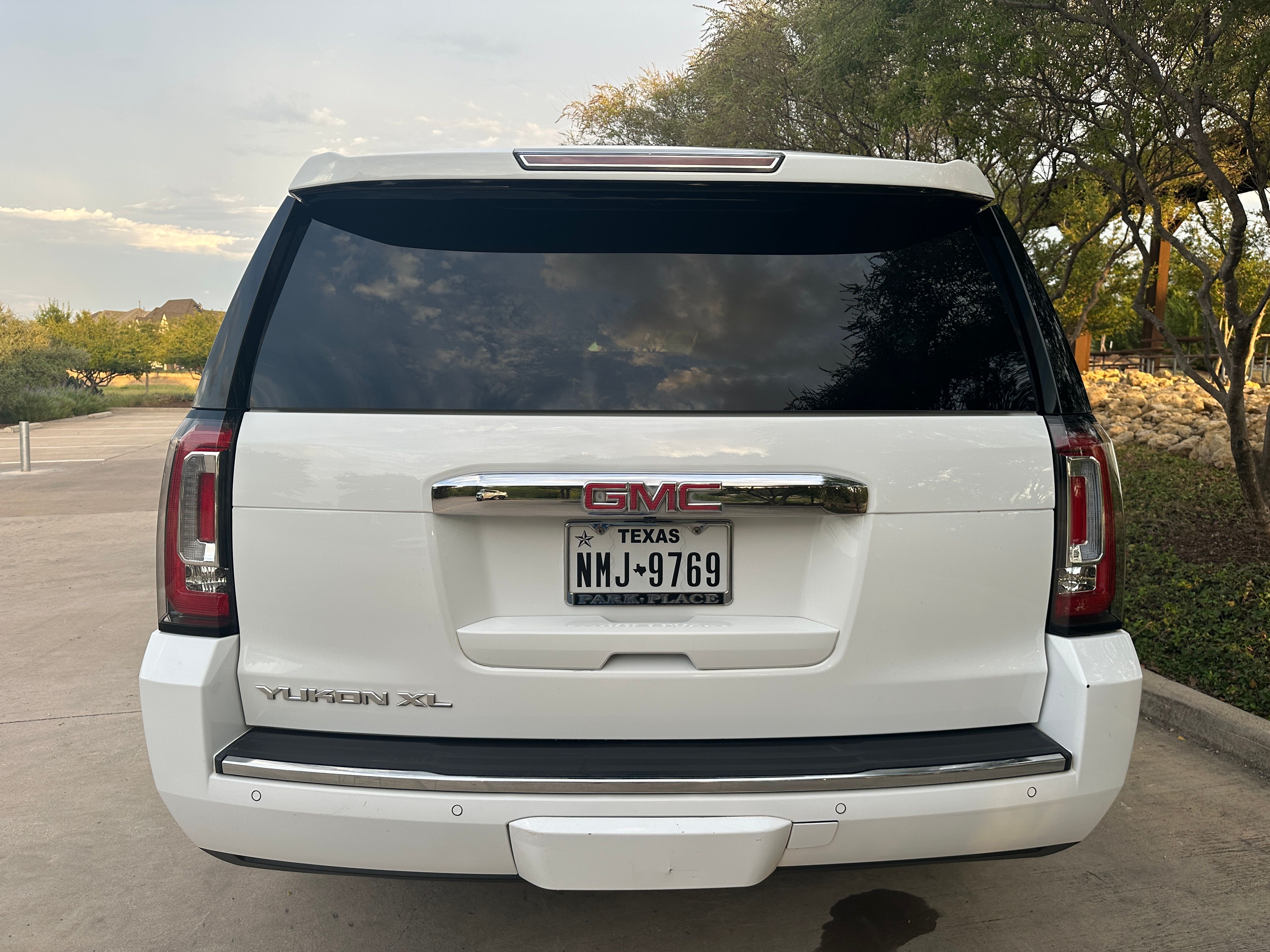 Used 2017 GMC Yukon XL Denali w/ Open Road Package AWD/4WD image 6