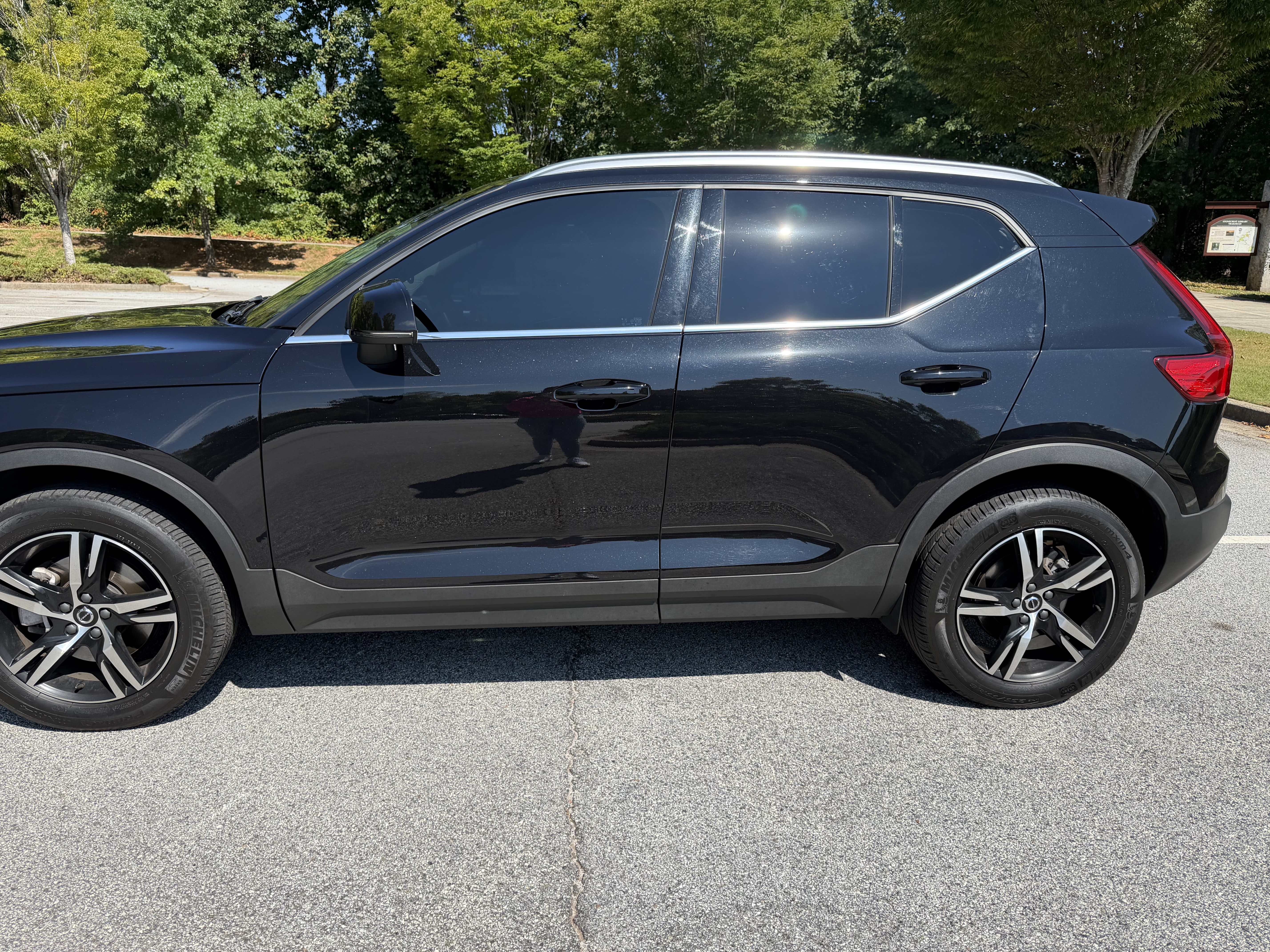 Used 2025 Volvo XC40 B5 Core AWD/4WD image 1