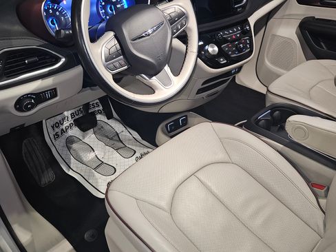 Used 2020 Chrysler Pacifica Limited image 16