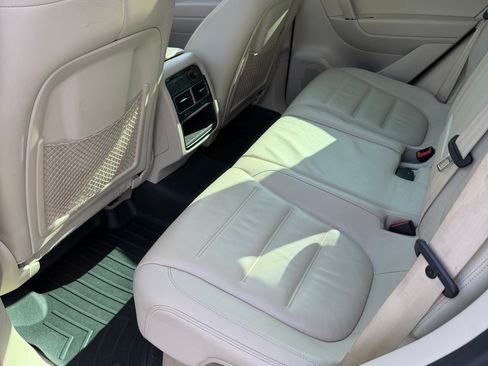 Used 2016 Volkswagen Touareg TDI image 21