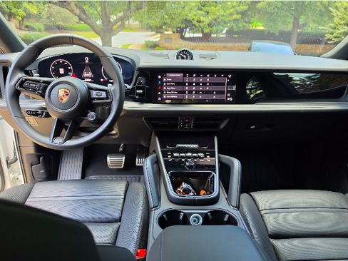 Used 2025 Porsche Cayenne GTS AWD/4WD image 8