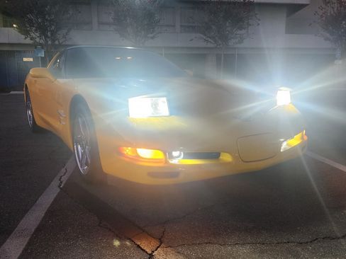 Used 2000 Chevrolet Corvette Coupe w/ Memory Pkg image 12