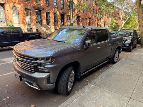 Used 2021 Chevrolet Silverado 1500 High Country w/ Technology Package image 2