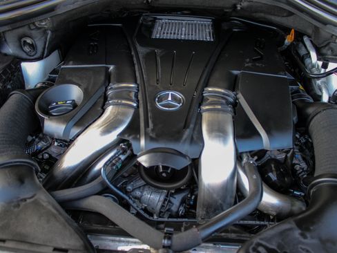 Used 2015 Mercedes-Benz GL 550 4MATIC image 25