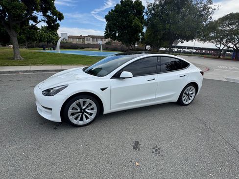 Used 2023 Tesla Model 3 Standard Range image 2