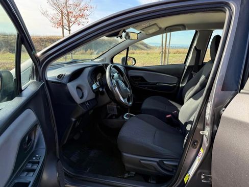 Used 2017 Toyota Yaris L w/ Carpet Mat Package FWD image 8