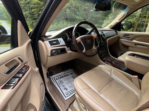 Used 2014 Cadillac Escalade Luxury image 18