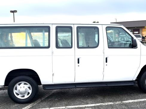 Used 2011 Ford E-350 and Econoline 350 XLT image 2