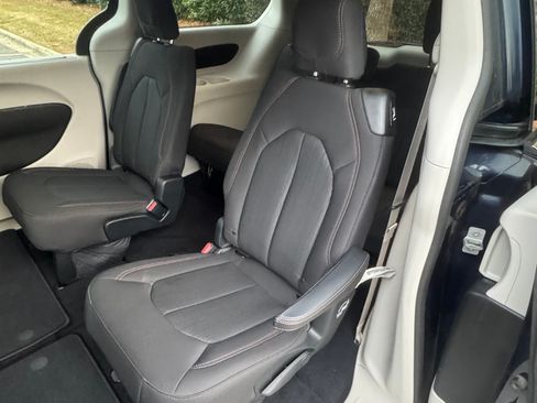 Used 2018 Chrysler Pacifica Touring Plus w/ Tire & Wheel Group image 8