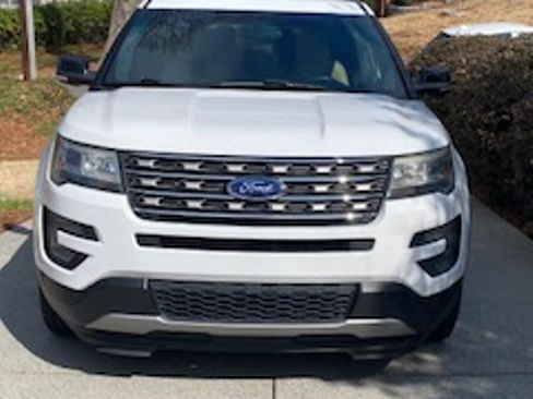 Used 2016 Ford Explorer XLT image 2