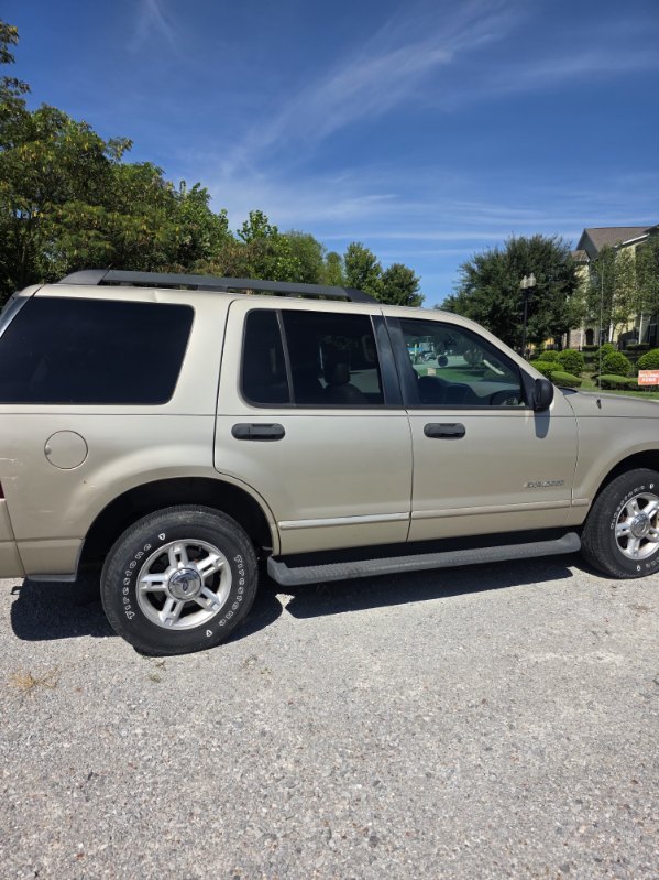 Used 2005 Ford Explorer Sport XLT AWD/4WD image 2