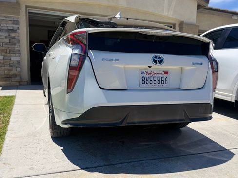 Used 2016 Toyota Prius Three Touring FWD image 1