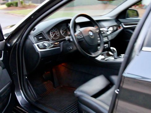 Used 2013 BMW 550i xDrive Sedan AWD/4WD image 8