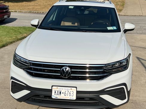 Used 2022 Volkswagen Tiguan SE AWD/4WD image 2