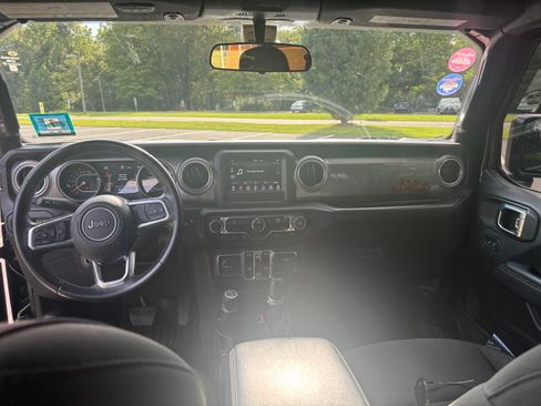 Used 2018 Jeep Wrangler Unlimited Sahara w/ Dual Top Group AWD/4WD image 10