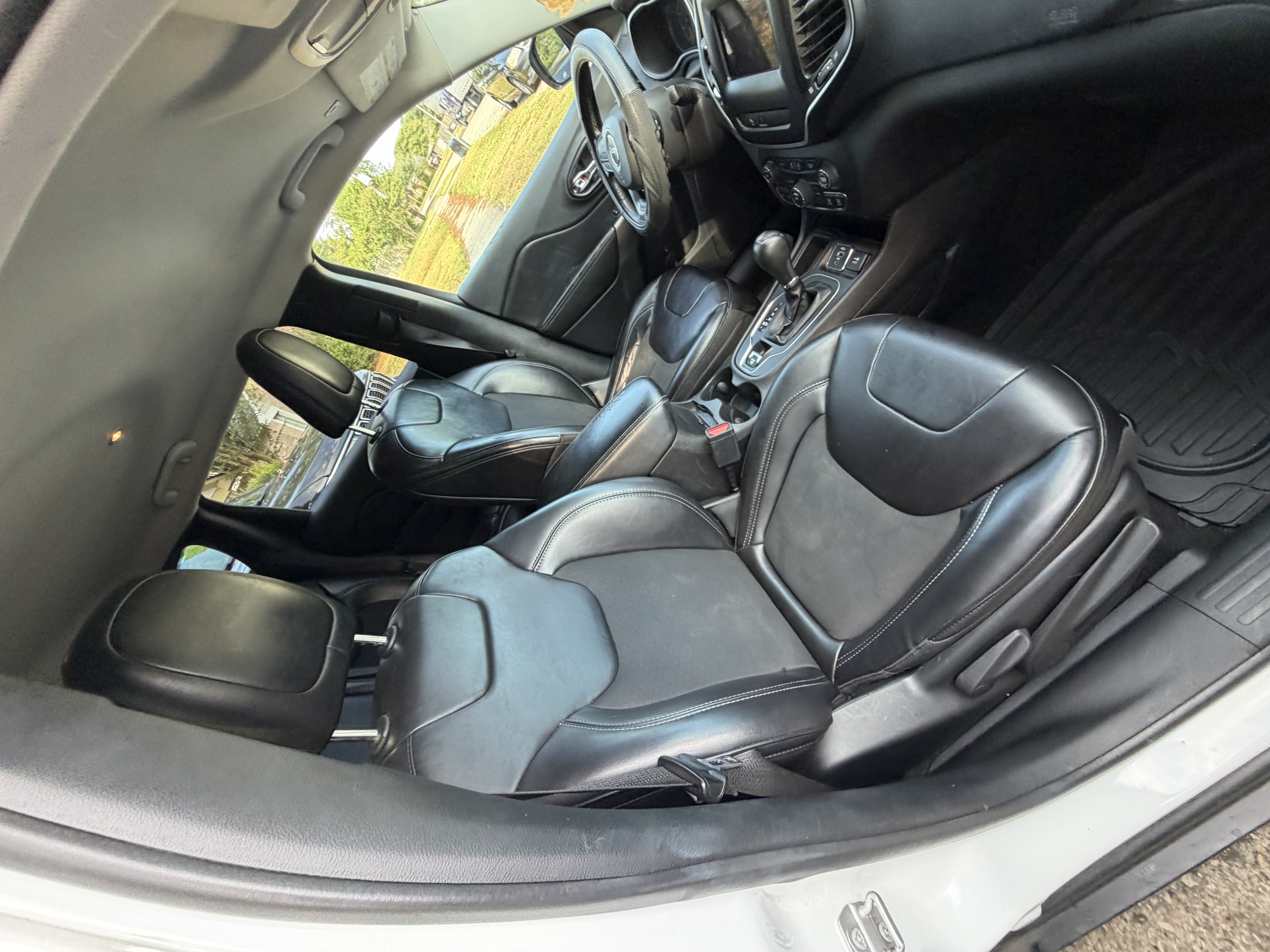 Used 2019 Jeep Cherokee Latitude Plus FWD image 13