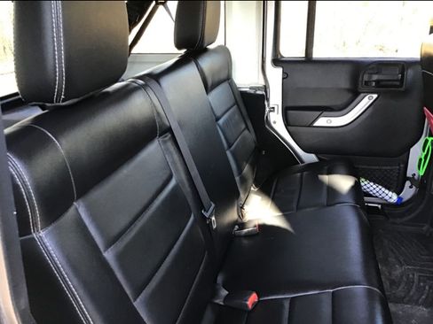 Used 2012 Jeep Wrangler Unlimited Rubicon w/ Dual Top Group AWD/4WD image 10