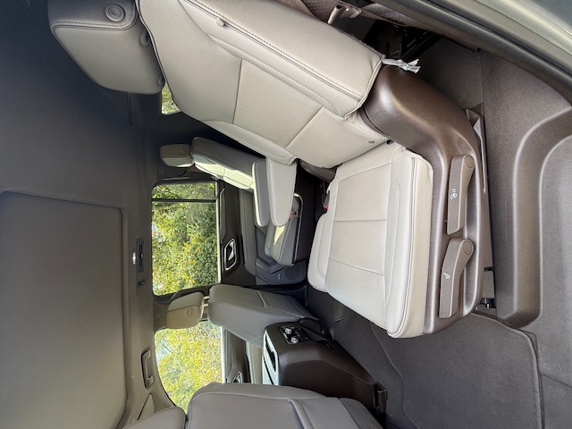 Used 2022 GMC Yukon XL SLT w/ SLT Premium Package AWD/4WD image 9