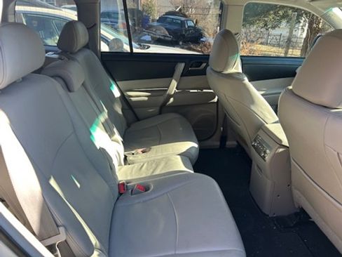 Used 2011 Toyota Highlander SE image 8