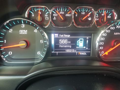 Used 2018 Chevrolet Suburban LS image 10