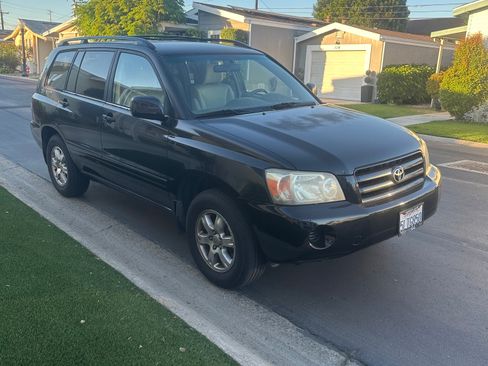 Used 2005 Toyota Highlander 2WD V6 w/ 3rd Row image 9