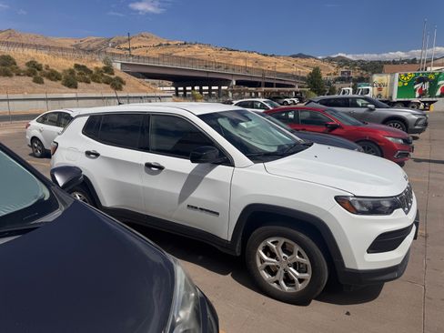 Used 2024 Jeep Compass Sport AWD/4WD image 2